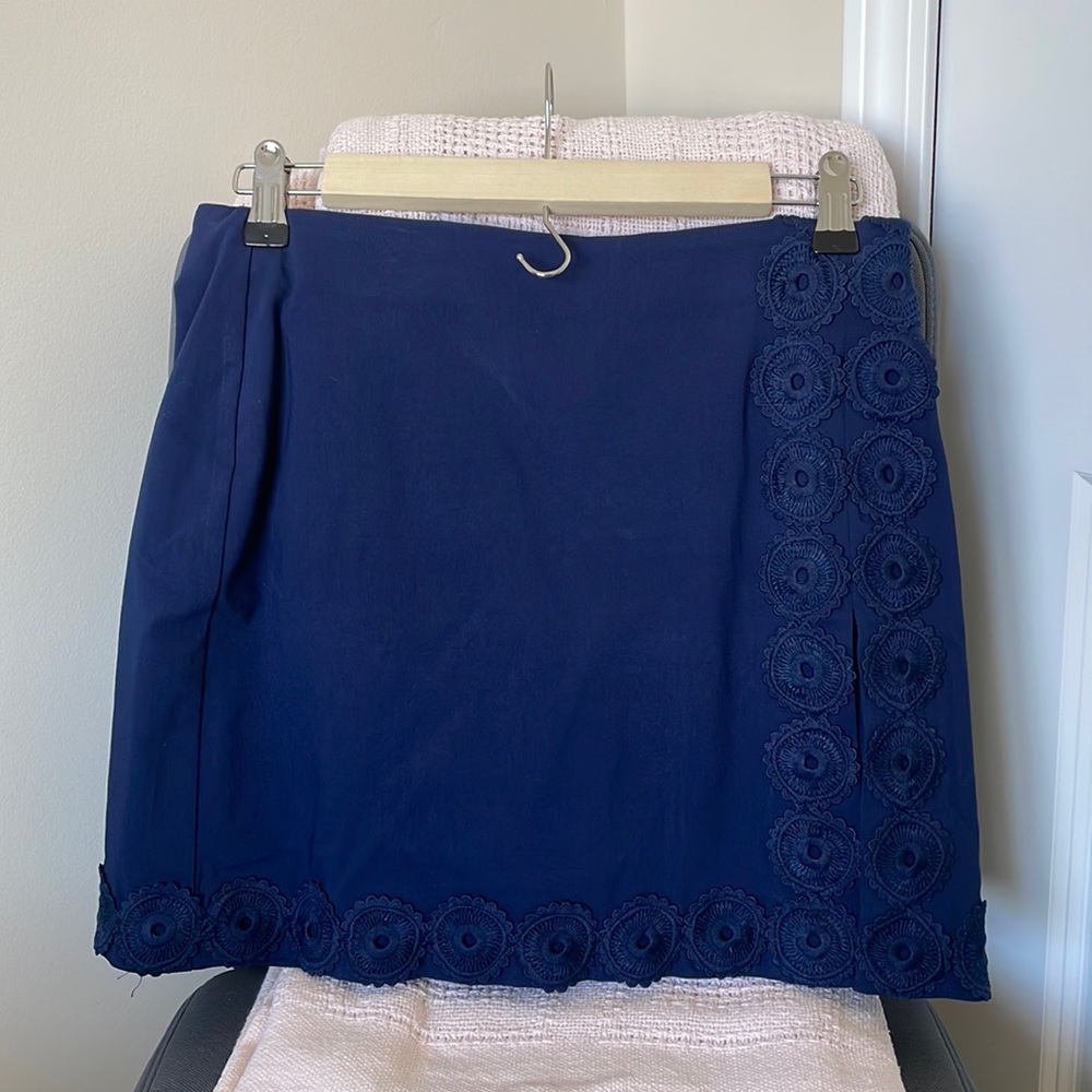 Crown & Ivy navy blue mini skort w/ embroidered detail, size 4